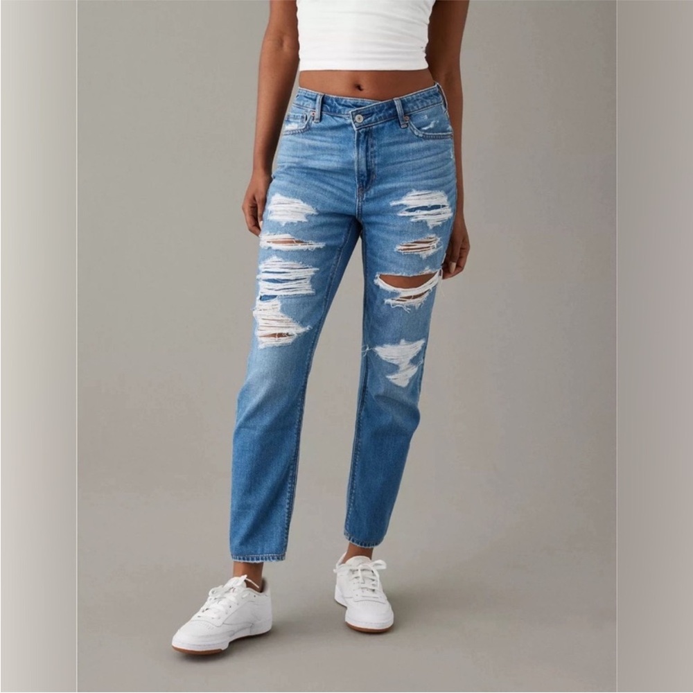 American Eagle Strigid, mom, jeans Distressed Blue Jeans